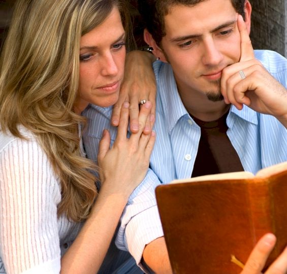 couple_reading_bible_03_ring (Demo)